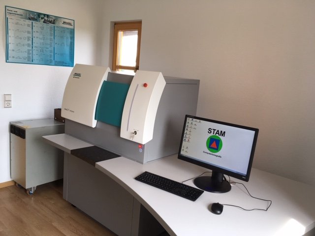 CT-Messplatz von STAM-CT in Rossau mit Computertomograph und Auswerterechner
